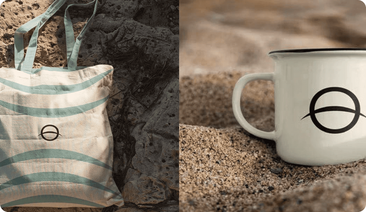 Mockup de tote bag y taza enlozada con marca aplicada, en un entorno de playa